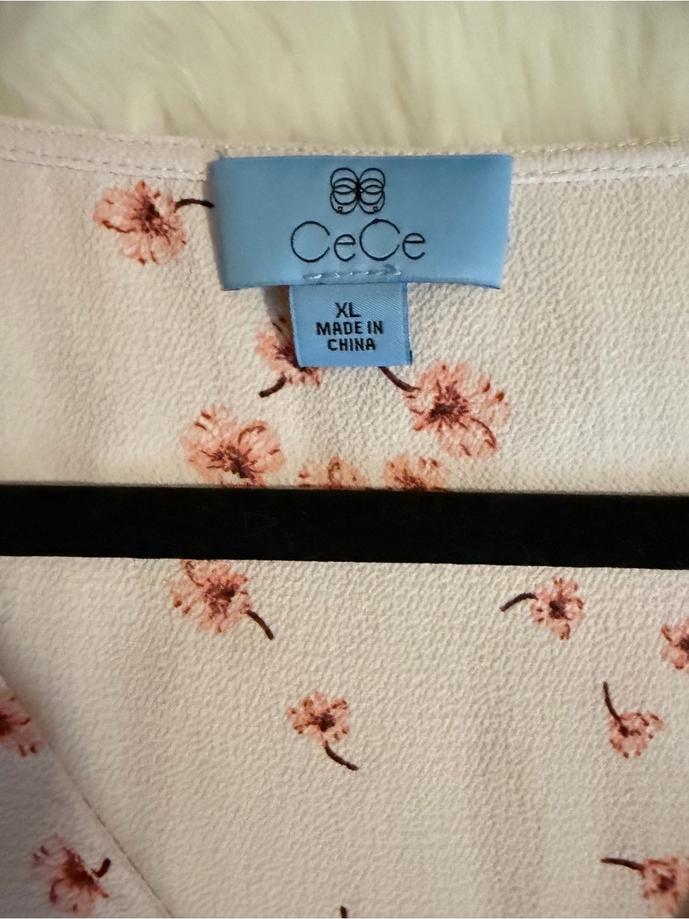 CeCe White and pink Floral V-Neck Button-Front Blouse XL - Picture 2 of 5